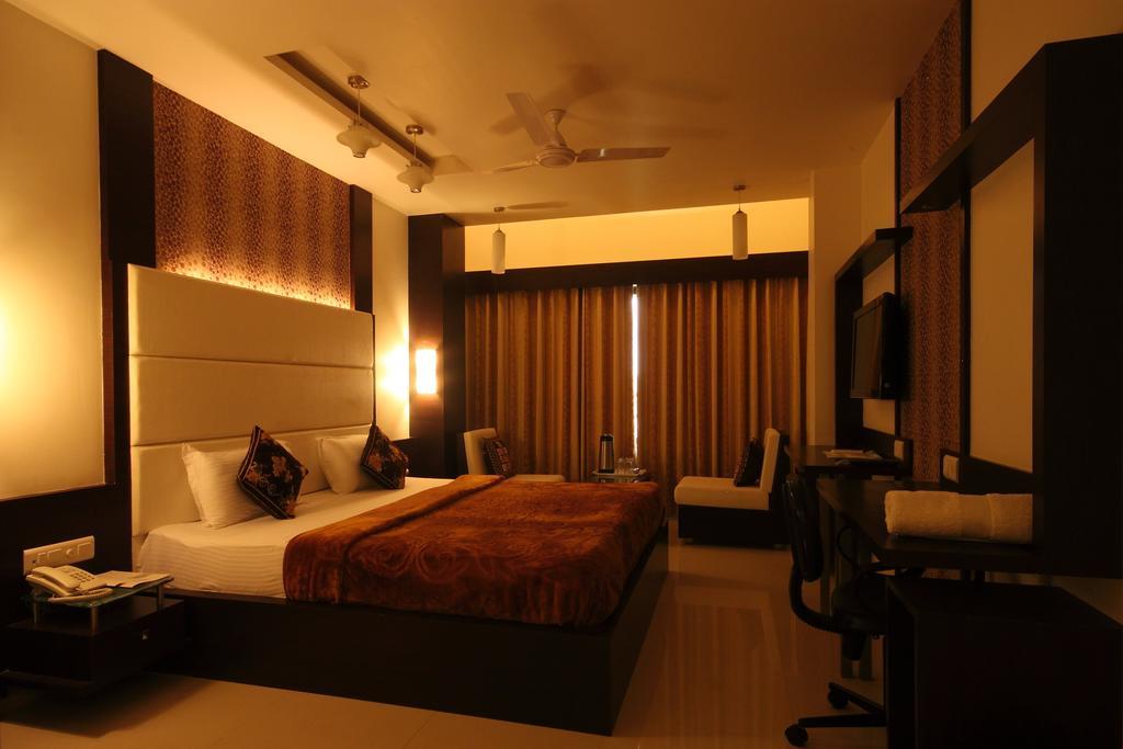 Hotel Apex Surat Ruang foto