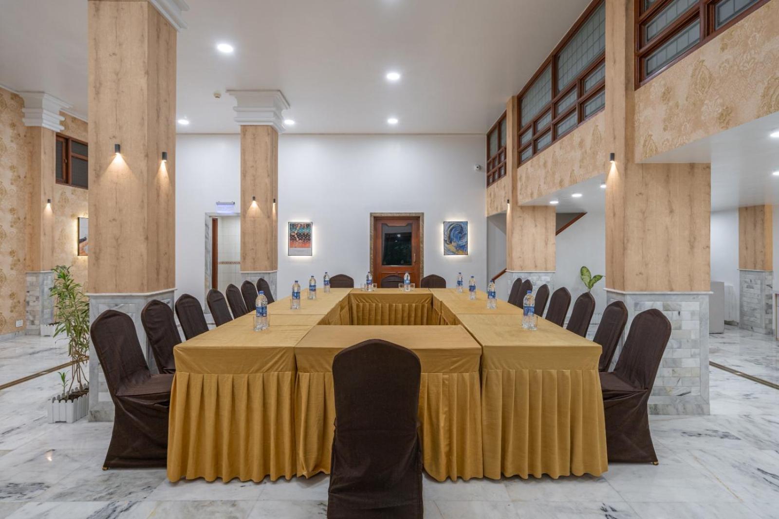 Hotel Apex Surat Bagian luar foto