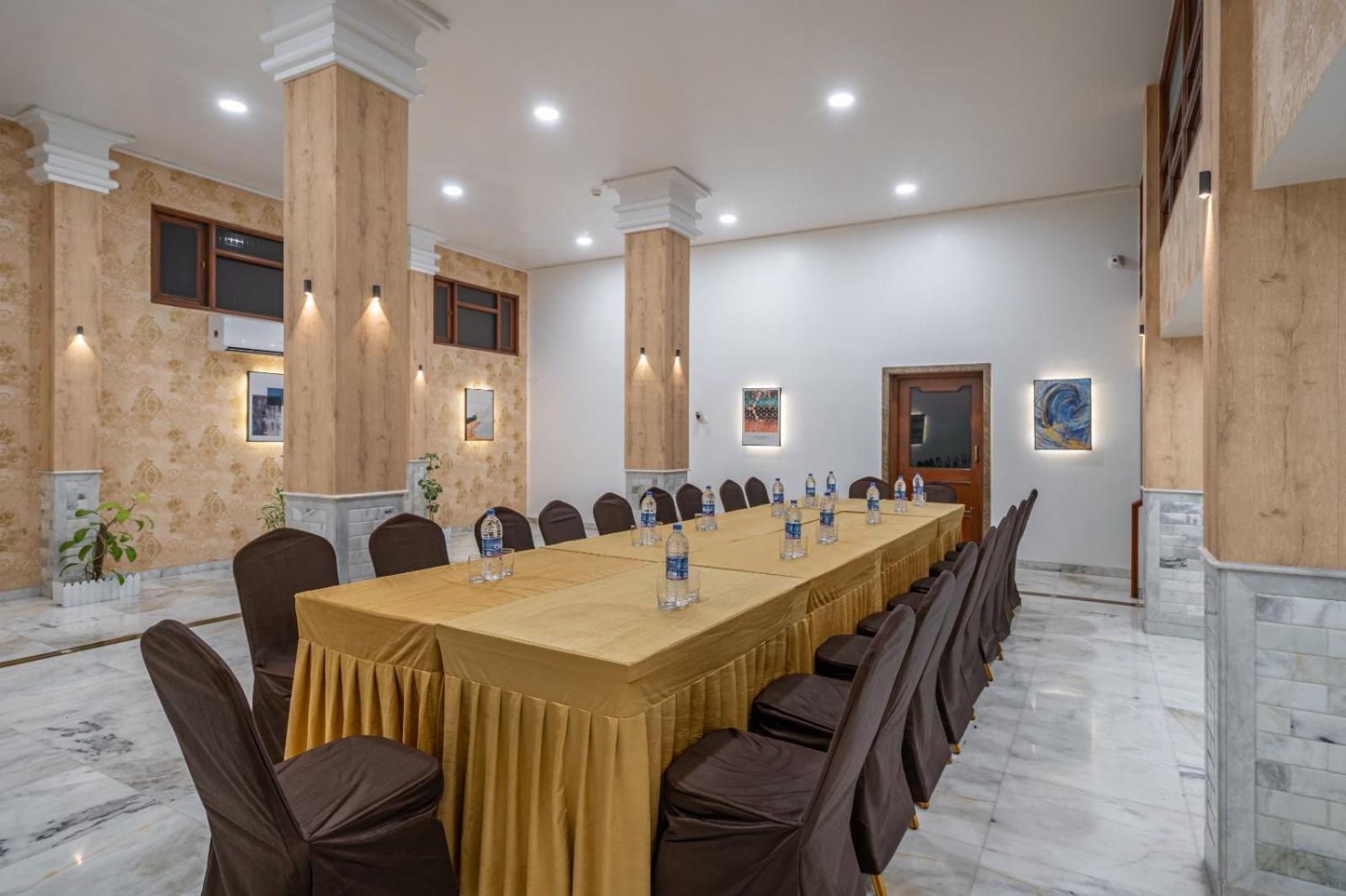 Hotel Apex Surat Bagian luar foto