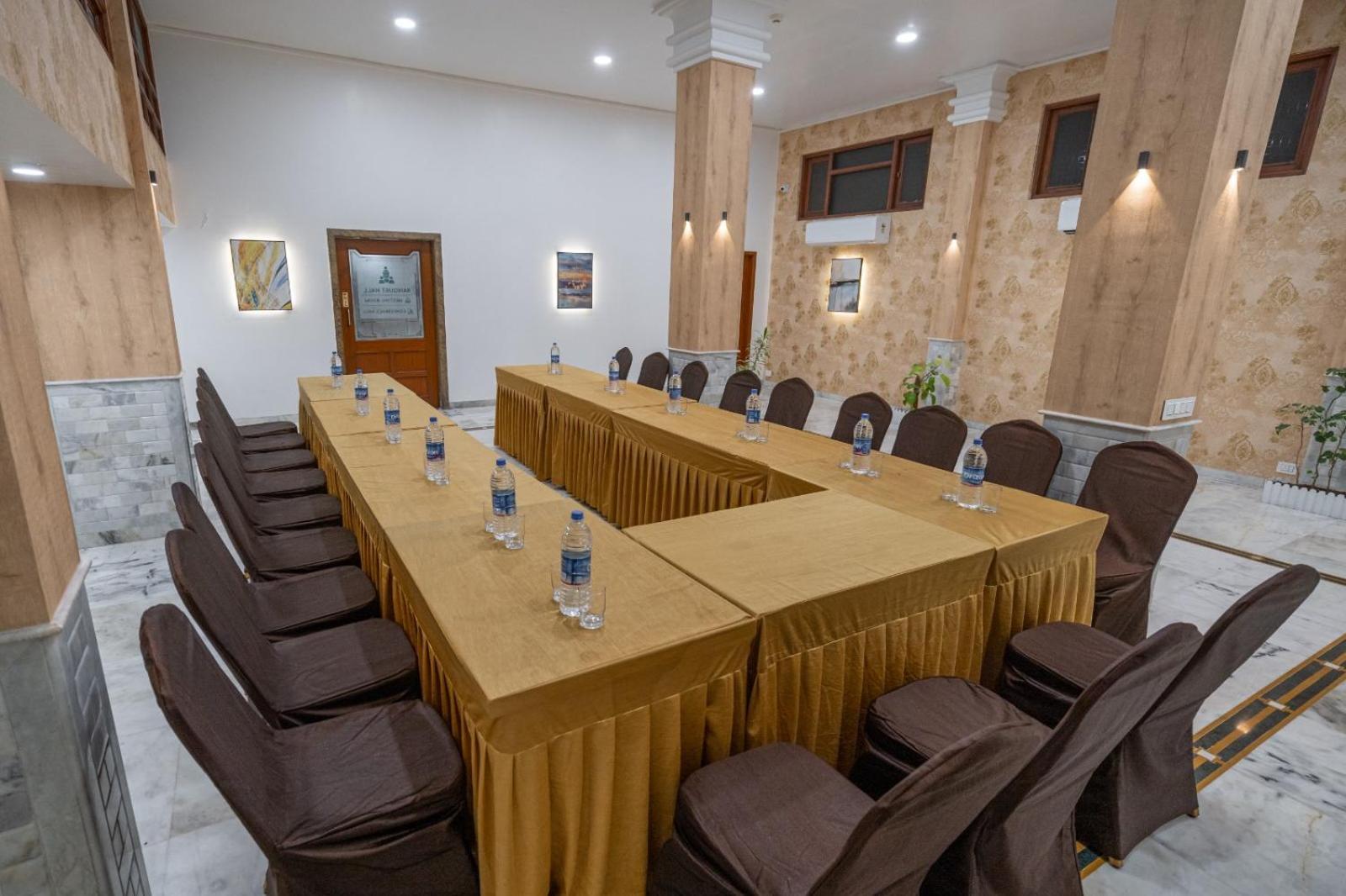 Hotel Apex Surat Bagian luar foto