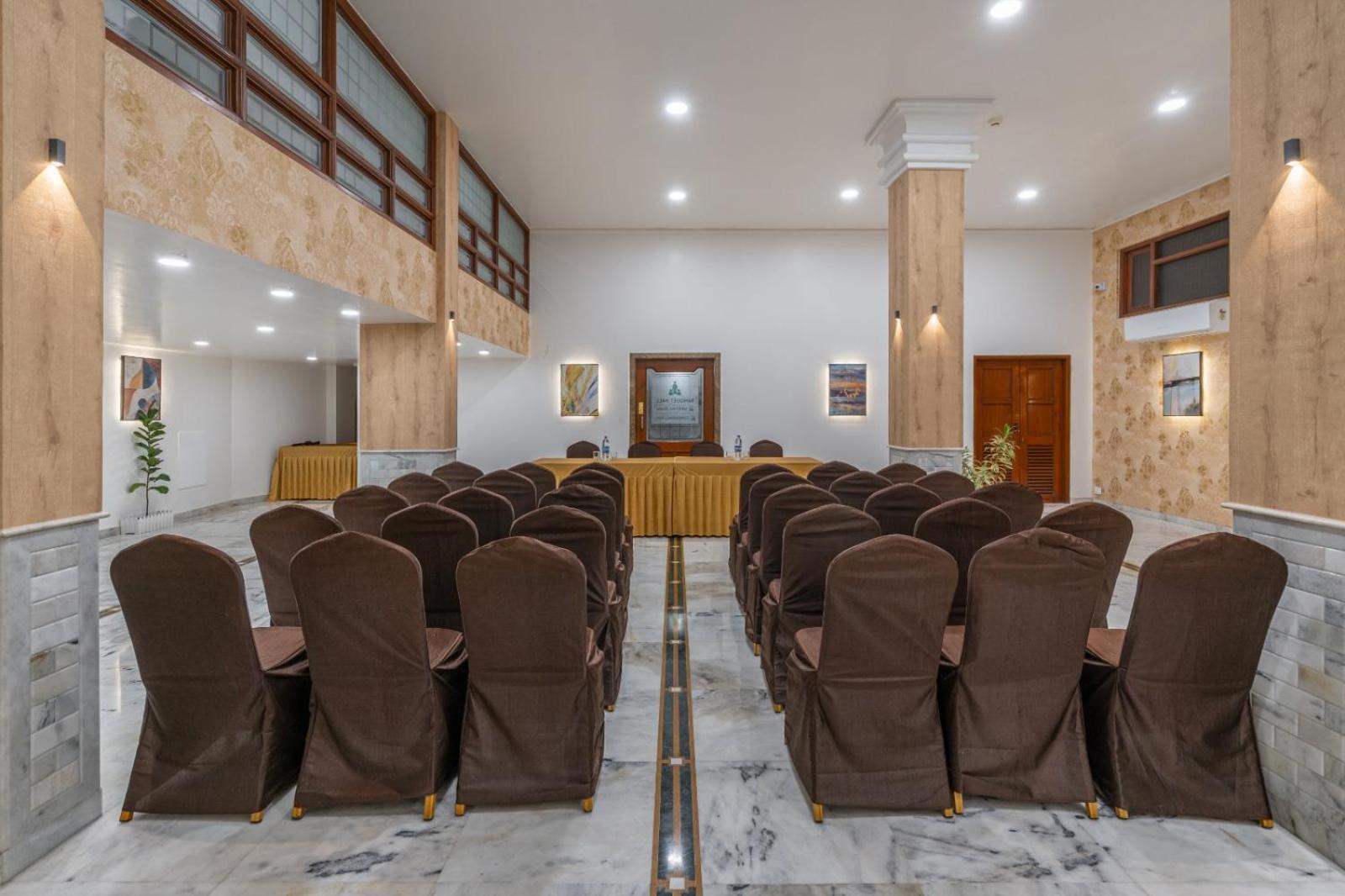 Hotel Apex Surat Bagian luar foto