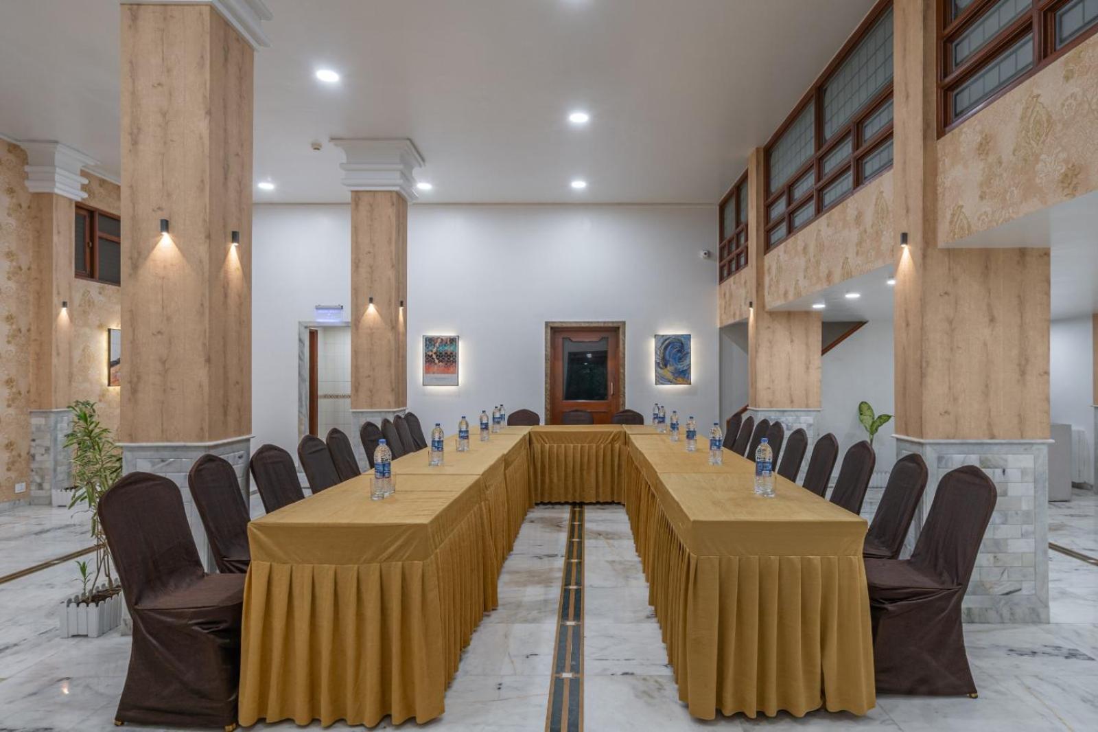 Hotel Apex Surat Bagian luar foto