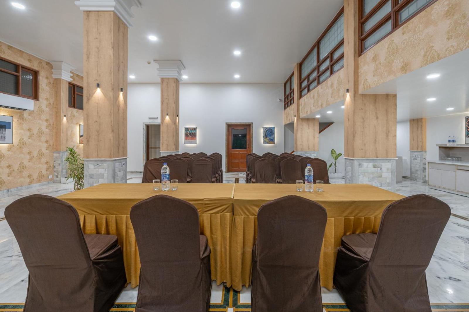 Hotel Apex Surat Bagian luar foto