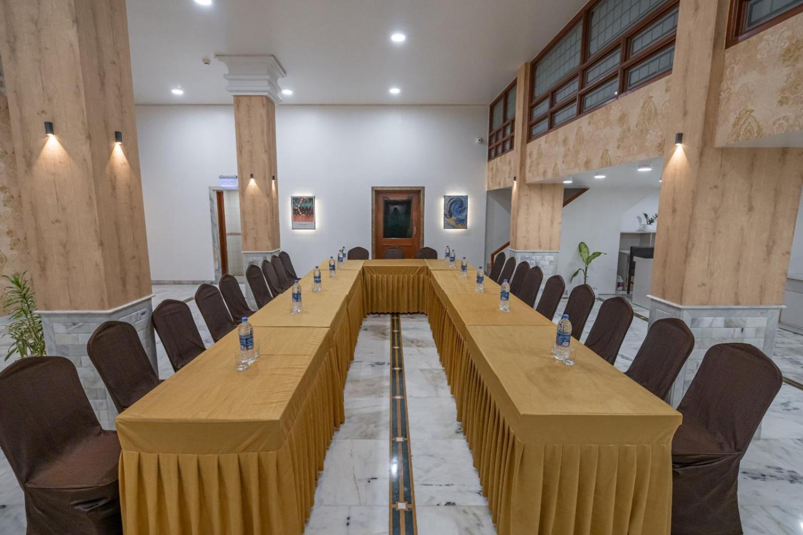 Hotel Apex Surat Bagian luar foto
