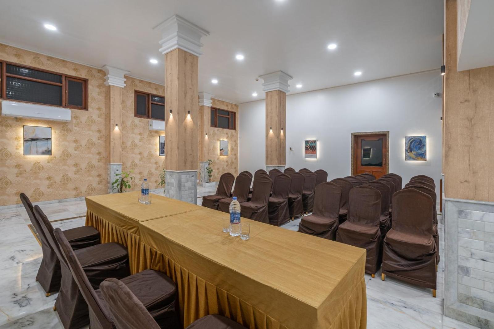 Hotel Apex Surat Bagian luar foto