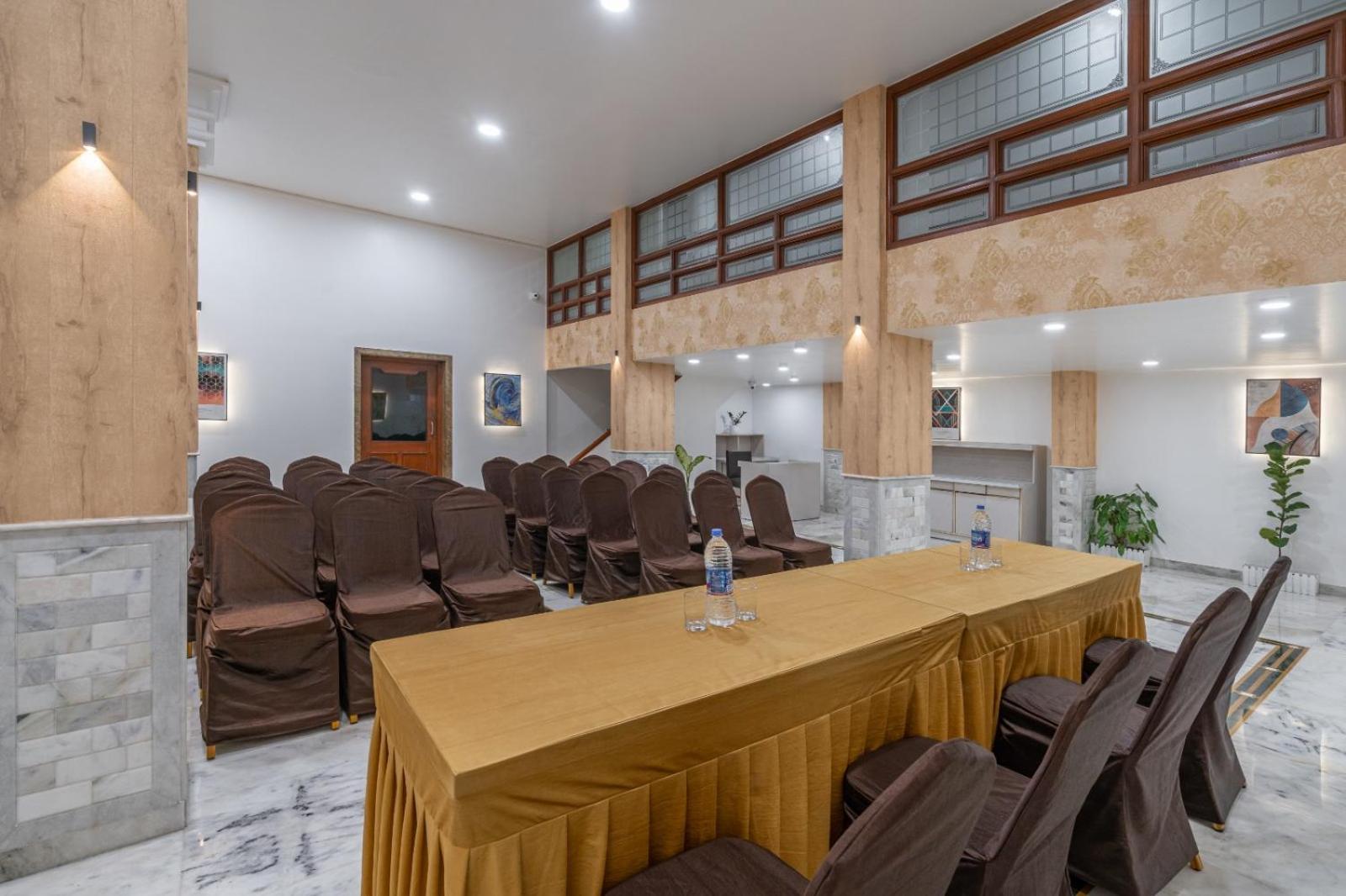 Hotel Apex Surat Bagian luar foto