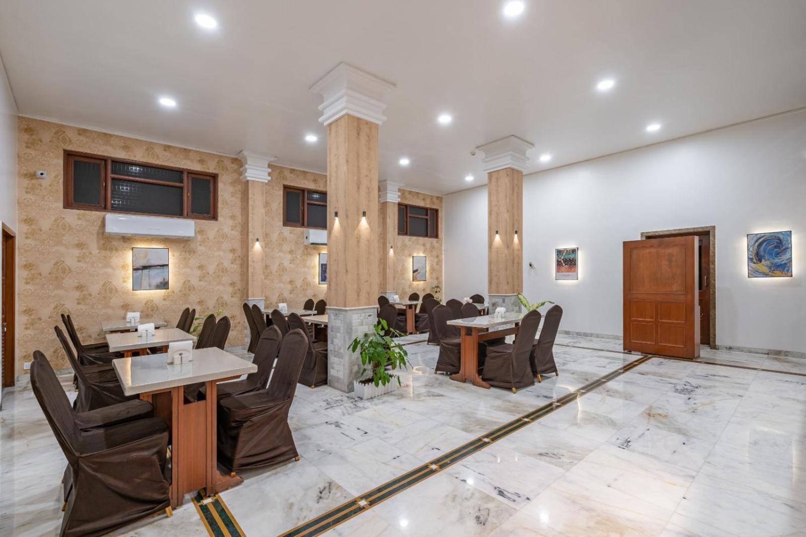Hotel Apex Surat Bagian luar foto