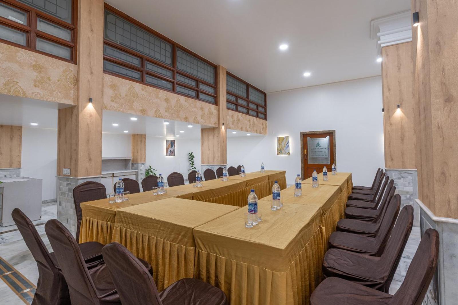 Hotel Apex Surat Bagian luar foto
