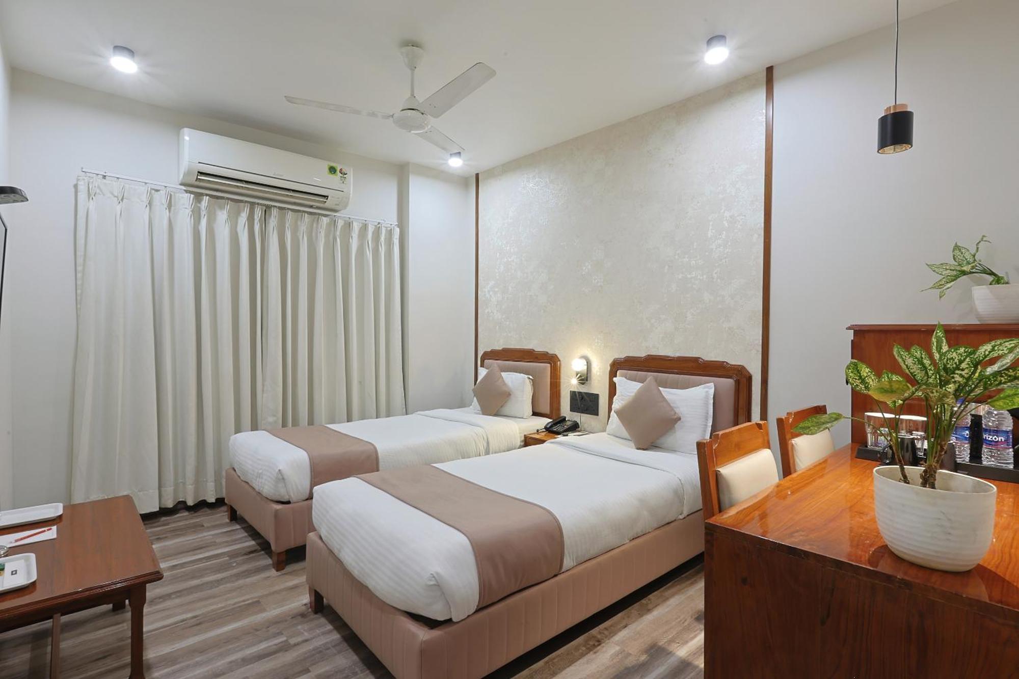 Hotel Apex Surat Bagian luar foto