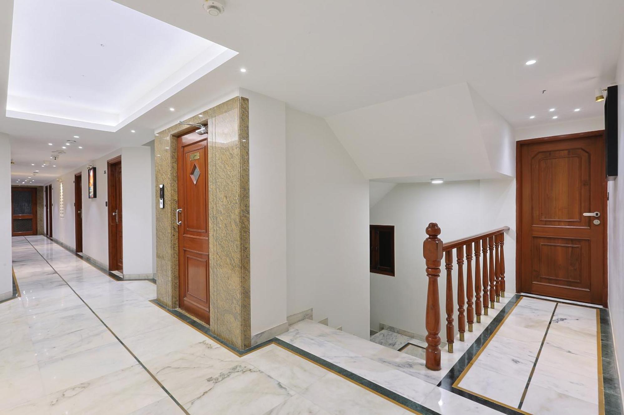 Hotel Apex Surat Bagian luar foto