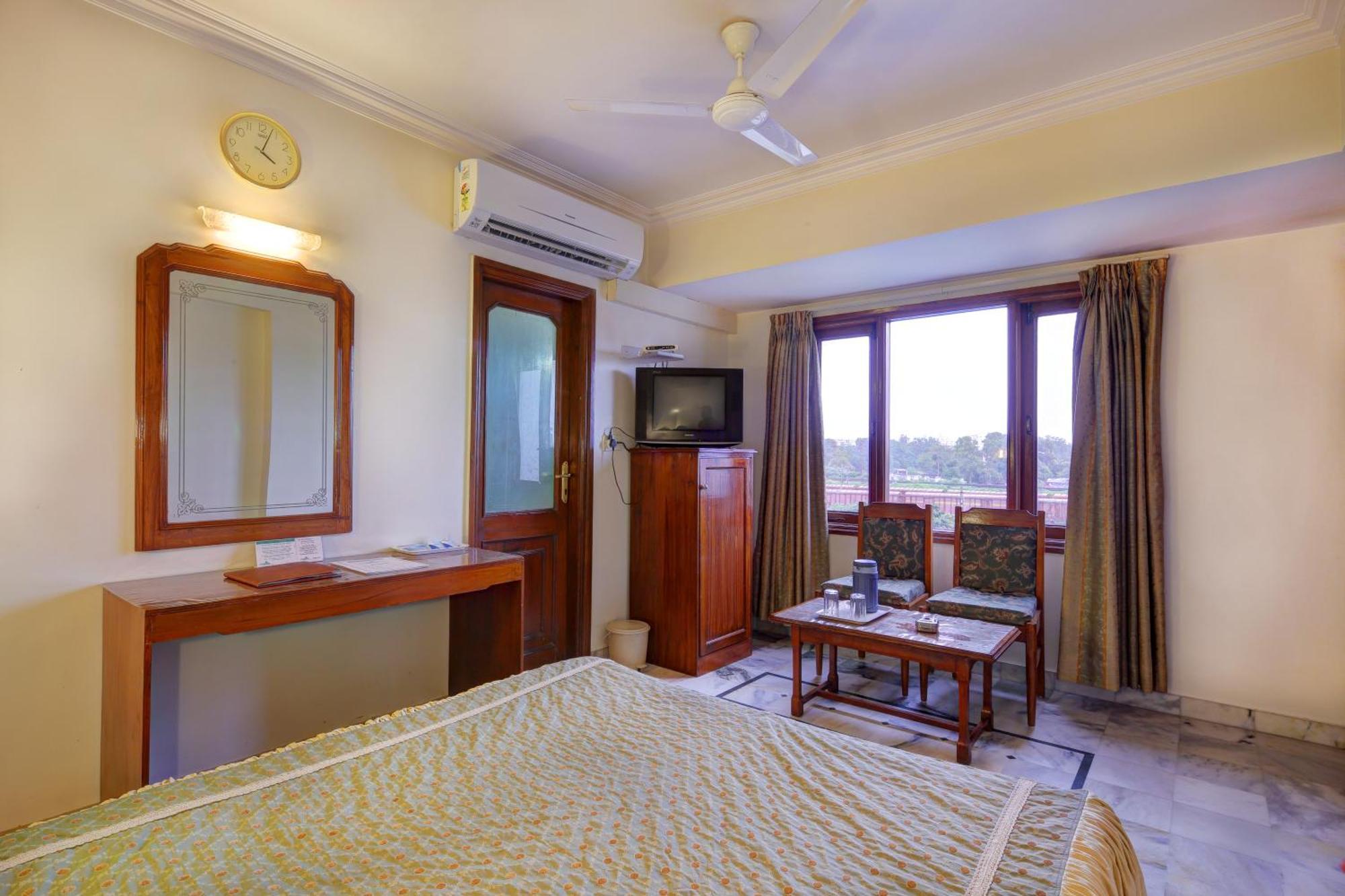 Hotel Apex Surat Bagian luar foto