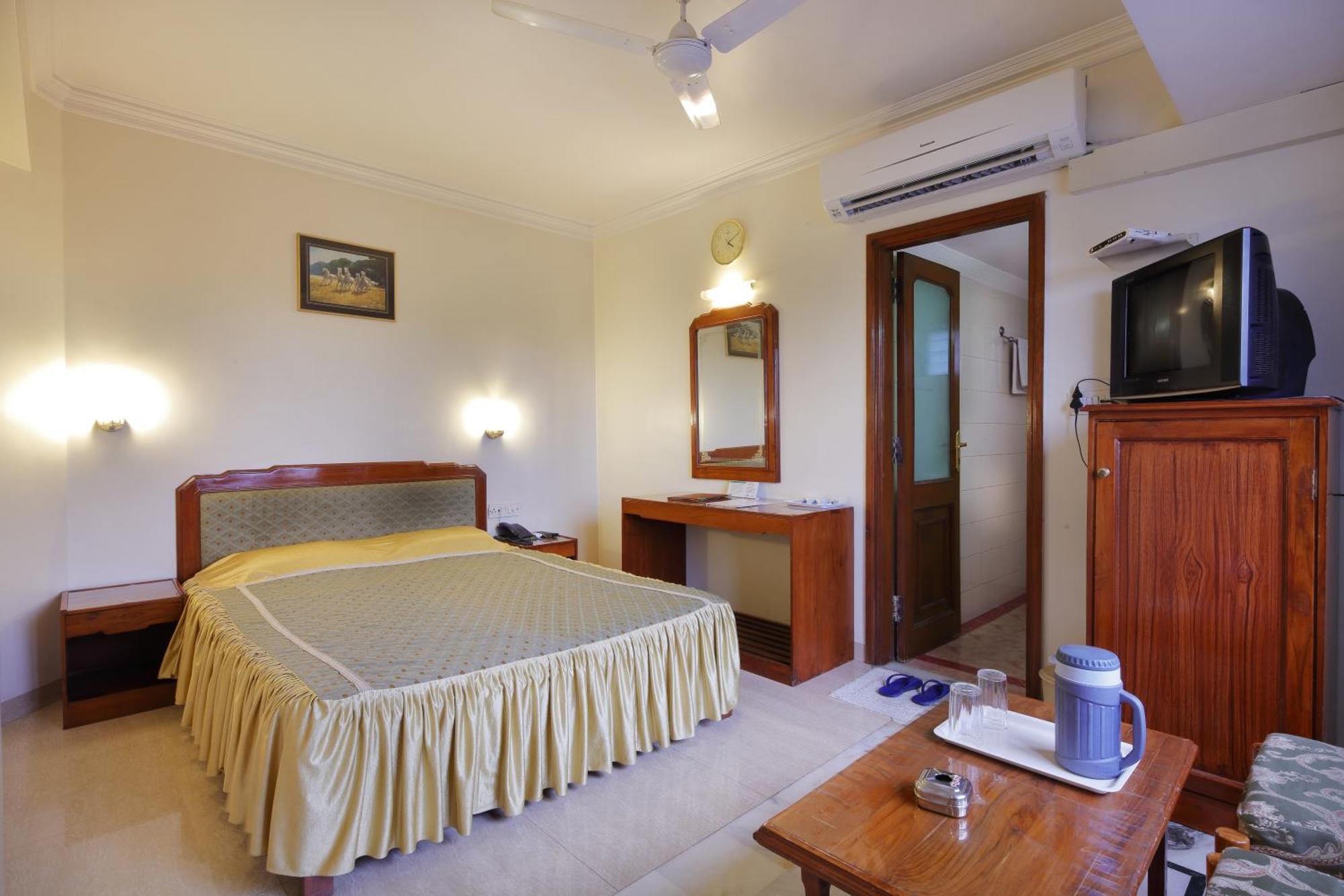 Hotel Apex Surat Bagian luar foto