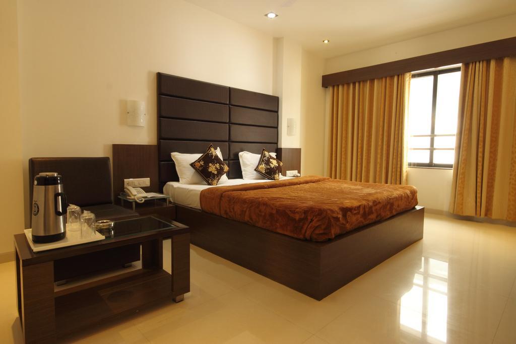 Hotel Apex Surat Ruang foto