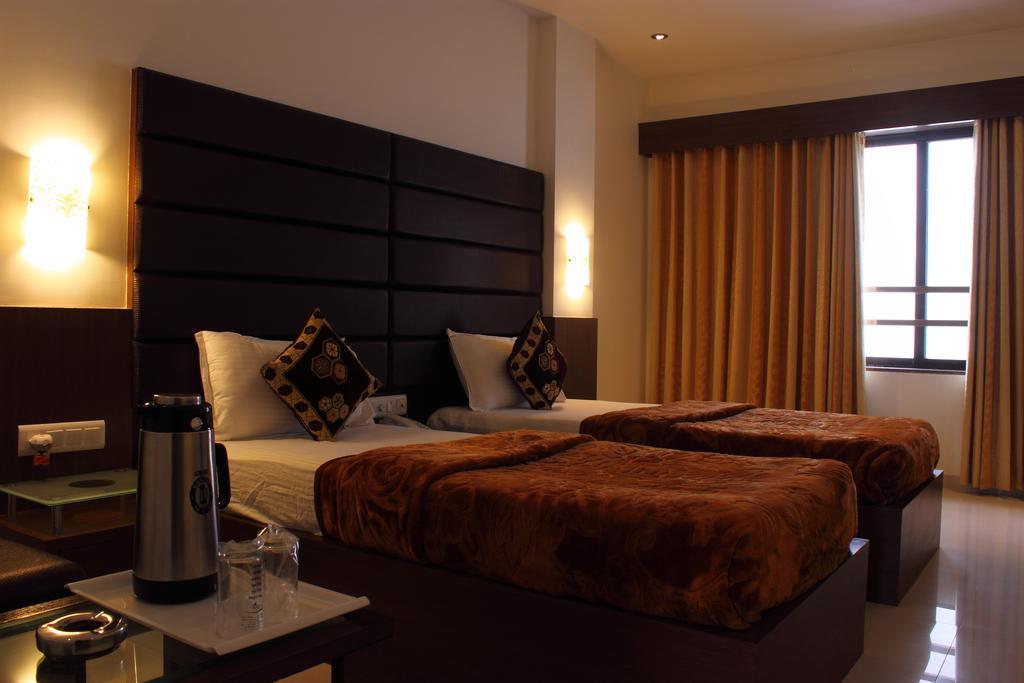 Hotel Apex Surat Bagian luar foto