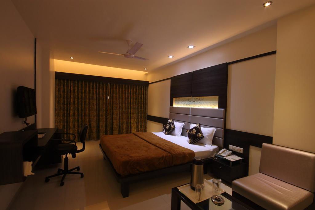Hotel Apex Surat Ruang foto