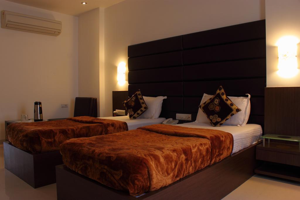 Hotel Apex Surat Bagian luar foto