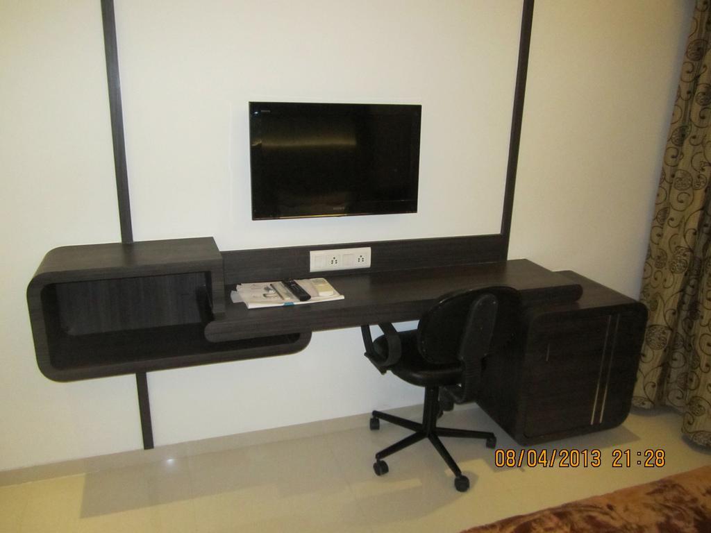 Hotel Apex Surat Bagian luar foto