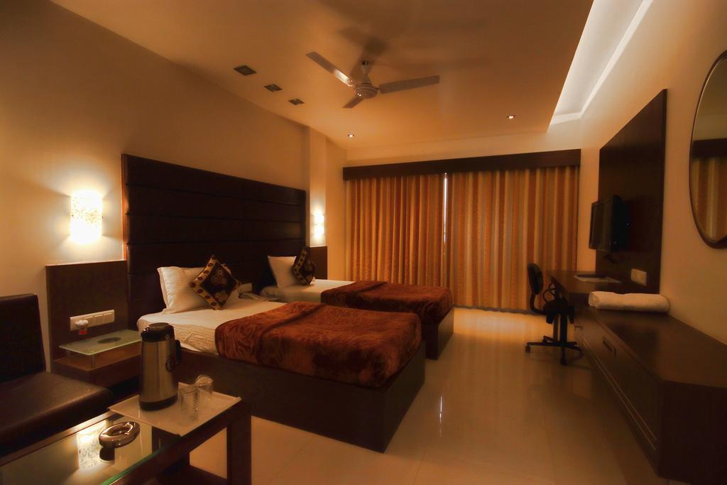 Hotel Apex Surat Bagian luar foto