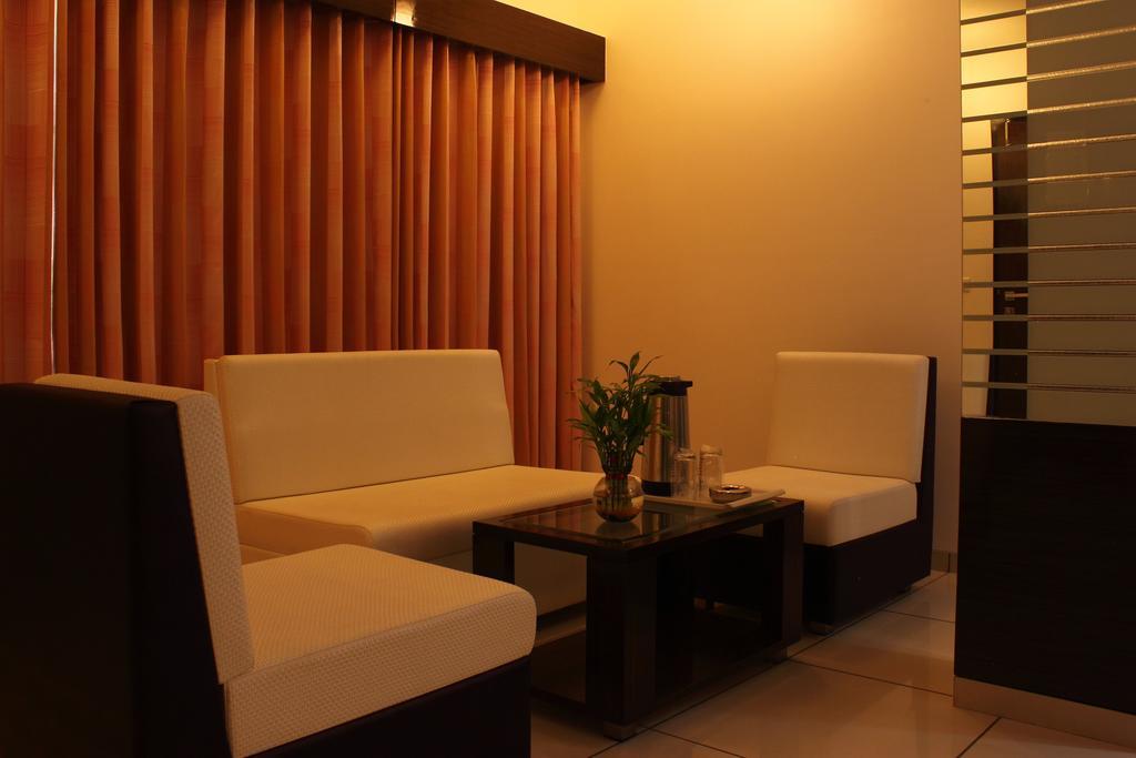 Hotel Apex Surat Ruang foto